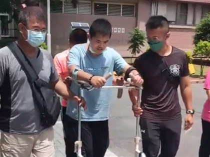 傘兵秦良丰用盡全身力氣學步車復健 父高興又不捨[影]