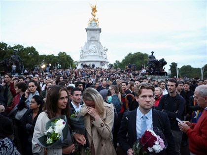 英國民眾湧白金漢宮哀悼 讚女王在國家遇挑戰時穩民心令人信服[影]