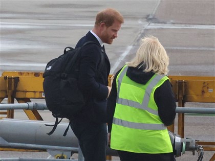 英國女王逝世改朝換代 哈利與王室互動將受關注