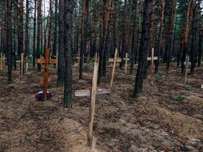 烏克蘭收復城鎮發現450座墳塚 教宗挺各國援烏抗俄