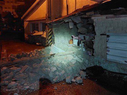 台東地震賣場物品掉滿地 花蓮富里老屋牆面倒塌[影]