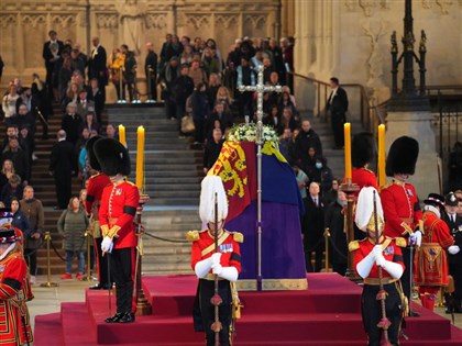 瞻仰女王靈柩太踴躍  英政府籲民眾勿再加入排隊
