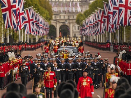 英國女王國葬儀式落幕 成千上萬民眾湧入倫敦含淚告別【圖輯】