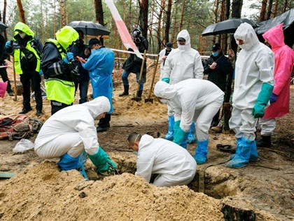 烏克蘭稱伊久姆挖出447具遺體 30具似曾受酷刑