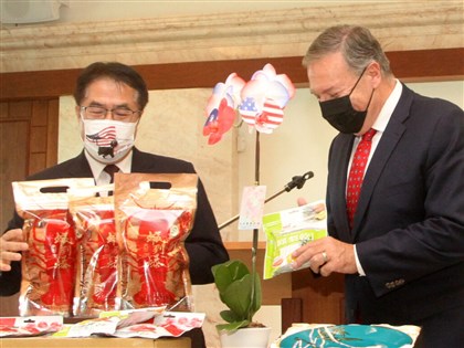 蓬佩奧訪台南獲贈特產 一眼認出鳳梨乾