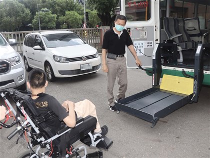 開校車送慢飛天使上學  鄭英傑立志當特教生雙腳