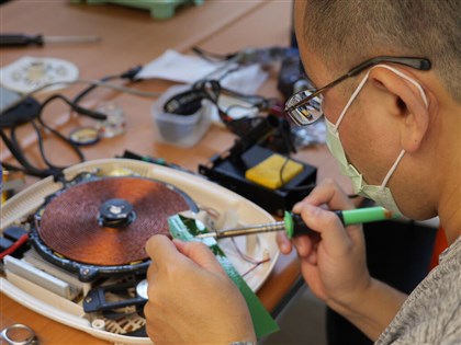 國小師業餘學修家電 盼轉變拋棄式文化減緩氣候變遷