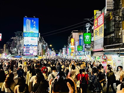 士林夜市白晝之夜人潮回籠 民眾走上藝術街頭