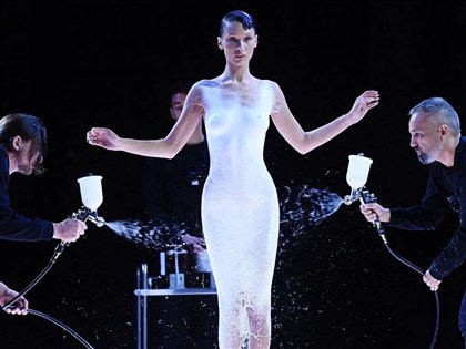 名模貝拉哈蒂德巴黎時裝週上空走秀 設計團隊現場噴出白洋裝[影]