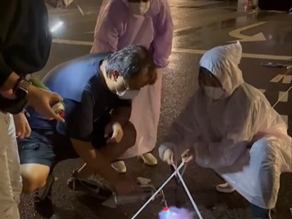 京都橘高校吹奏部深夜現身總統府前 冒雨劃表演標線[影]