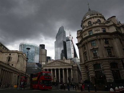 惠譽調降英國信評展望 由穩定降至負向