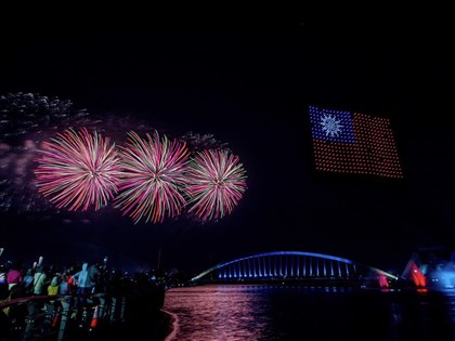 國慶焰火45分鐘放2.6萬顆 600無人機排出史上最大國旗[影]
