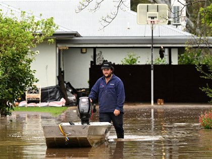 澳洲東岸暴雨成災、河流潰堤 多州緊急疏散居民[影]