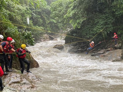 宜蘭金岳瀑布溪水暴漲 9人溯溪受困被救出