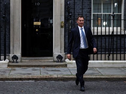 英國新財相承認前任「犯錯」 警告可能加稅