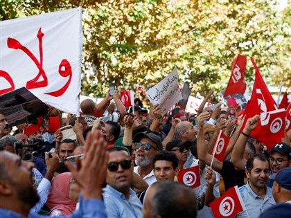 突尼西亞經濟危機引發不滿 數千民眾上街怒吼