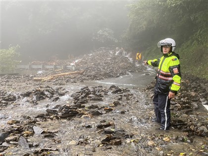 明池山莊變孤島派出所長坐鎮護遊客 分物資安撫人心成救援關鍵
