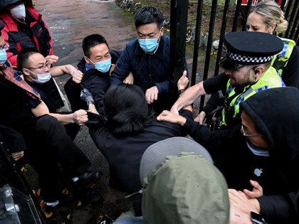 中國領事館毆打抗議人士 英國外相：無法接受