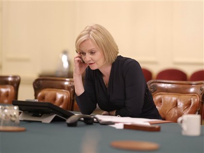 英媒：首相特拉斯沒撐過結球萵苣保鮮期 生菜贏了[影]