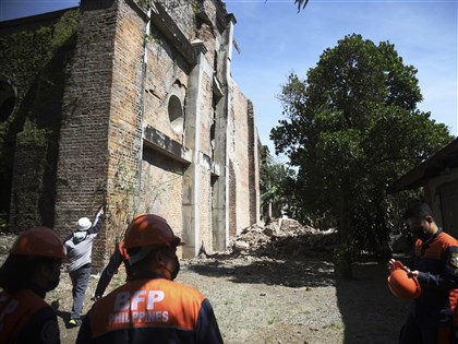 菲律賓強震建物受損 餘震不斷居民不敢回家