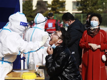 中國封控嚴物價飆漲 被隔離者夜宿停車場西藏爆街頭抗議[影]