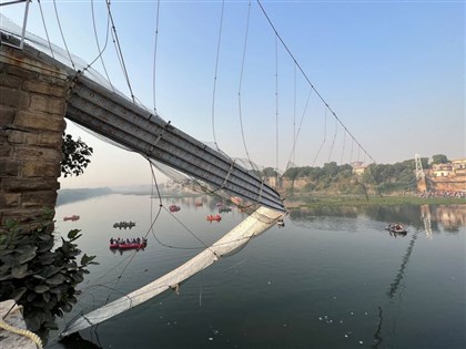 印度吊橋斷落141死 整修後未獲許可就開放