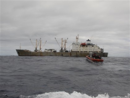 中國漁船大肆捕撈魷魚 在公海試圖衝撞美海巡快艇