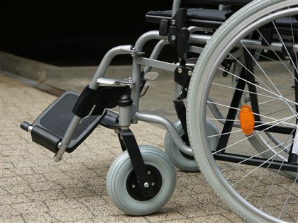 台中男輪椅推母屍棄置公園 逃亡一年被捕起訴