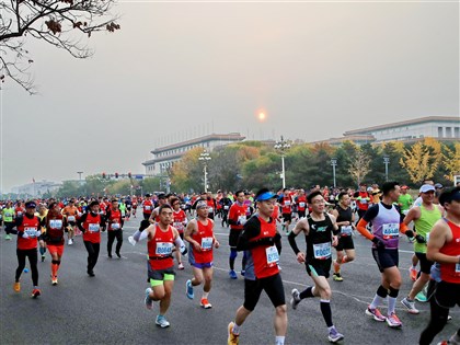 北京馬拉松2萬人疫情下開跑 民眾：只許州官放火
