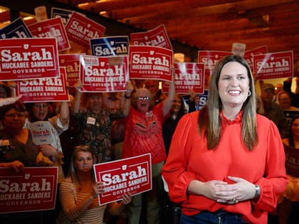 川普時代白宮發言人桑德斯 當選阿肯色州長