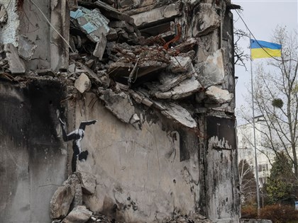 班克西烏克蘭街頭塗鴉 民眾欣喜：象徵堅不可摧