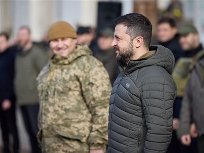 澤倫斯基親訪赫松市 帶頭唱國歌稱烏克蘭堅不可摧[影]