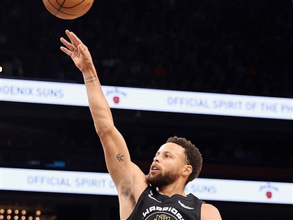 NBA柯瑞狂飆50分寫新猷 勇士仍不敵太陽吞客場8連敗[影]