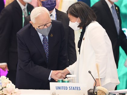 張忠謀出席APEC峰會 主動起身與戴琪短暫晤談