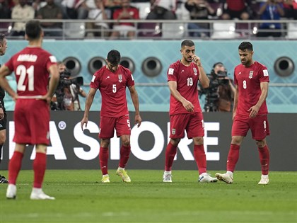 伊朗球员声援抗议群众 世界杯首战集体拒唱国歌