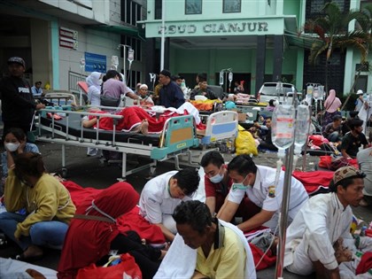 印尼地震千栋房屋受损已酿56死 数百伤患医院停车场治疗