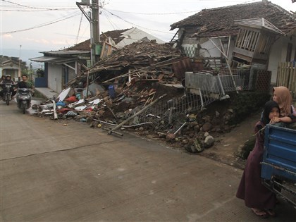 早安世界》印尼地震千栋房屋受损酿162死 伤患满到医院停车场