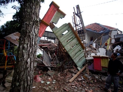 印尼强震增至162死多为孩童 搜救人员赶赴灾区