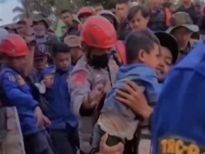 影片／印尼西爪哇强震 6岁男童受困两天奇迹生还获救
