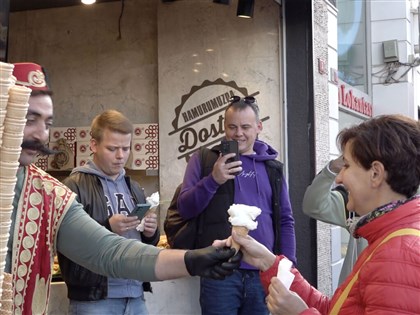 土耳其無緣世界盃  逗人冰淇淋前進卡達饗球迷