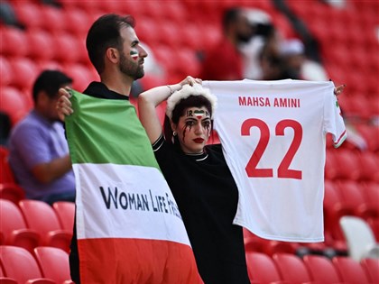 伊朗世足球員疑被施壓不再拒唱國歌 女權旗幟被沒收