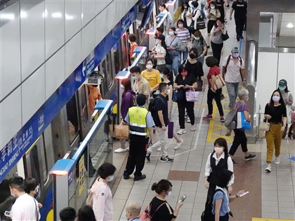 台北捷運板南線旅客雨傘卡車門 延誤3分鐘已排除