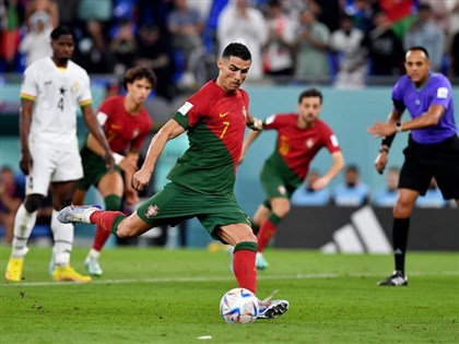 世界杯足球赛葡萄牙3比2险胜迦纳 C罗连5届进球史上第一人