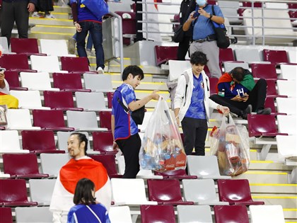 日本球迷世足賽主動清垃圾 遭自家人質疑：搶清潔員工作