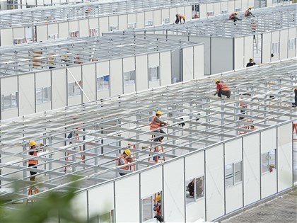 街頭公開批評中國防疫荒謬 「重慶超人哥」爆紅[影]