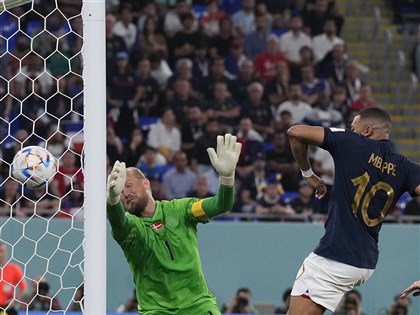 卫冕军法国2比1胜丹麦 本届世足首张16强门票到手