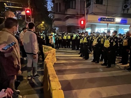 上海市民再聚乌鲁木齐路  激愤杠警喊「放人」