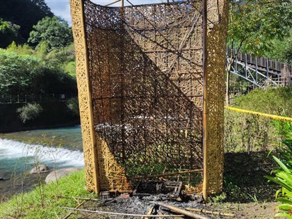 烏來泰雅背簍地景藝術揭牌10天遭焚毀 創作者痛心