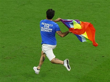 男持彩虹旗闖世足賽場 上衣印標語挺伊朗女性及烏克蘭