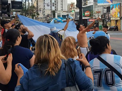 挺進世界盃16強 阿根廷球迷嗨唱「足球神曲」